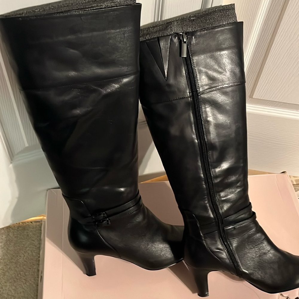 Women’s black Bandolino boots